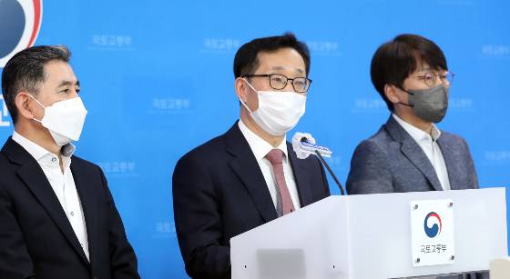 김흥진 국토교통부 기획조정실장(가운데)이 지난 7일 오후 정부세종청사에서 민간합동TF 민간위원들과 함께 공공기관 혁신 중간 결과 발표를 하고 있다. /사진=뉴스1