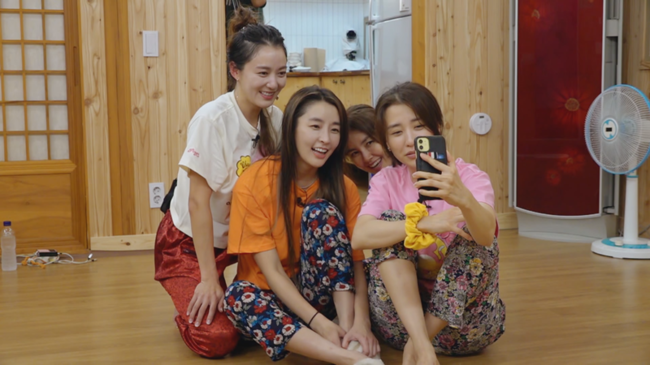 Is Mans face so pretty? (Want)Park Ha-sun certifies warm friendship with Han Hyo-joo on video callIn the third episode of the MBN hyper-realism travel entertainment program Want (hereinafter referred to as Want), which will be broadcast on September 8, Travel Guide Shin Ae-ra - Park Ha-sun and Park Ha-sun best friends Lee So-yeon and Jung Yu-mi will be on the Travel Meat, Dan, Chungbuk. Yang-Kunshan is shown on a two-day tour at Grand Bridge.Park Ha-sun, who finished his first tour with Shin Ae-ra best friend Yoon Yoo-sun - Oh Yeon-su - Choi Ji-woo - Lee Kyung-min, takes Shin Ae-ra, Lee So-yeon and Jung Yu-mi directly to the car and takes the wheel.Park Ha-sun, who has become more comfortable than before, listens to music in the car and says, Oh, its so good.I am happy because I have my husky voice because I am with Lee So-yeon, Jung Yu-mi Sisters.Lee So-yeon and Jung Yu-mi said, Why?I was the youngest last week, and I said, Oh, yes, Ill do it, Park Ha-sun replays the tone at the time, asking, What was it like before?Shin Ae-ra in the passenger seat says, It was hard last week because there were a lot of Sisters. Park Ha-suns shoulder is overwhelmed and makes me laugh.After a while, the four arrive at the Hanok accommodation, which is a combination of Danyang–Kunshan Grand Bridge.After unpacking and taking a break, the four people change into work pants purchased in the traditional market and enter Zumba Dance class.To fall into the world of violent Zumba as Lee So-yeon, who loves Zumba, wants.Shin Ae-ra, who saw himself and his younger sisters in Zumba, said, We are so funny, and Jung Yu-mi replied, It will be a legendary video to be talked about.Then Park Ha-sun finds out that Han Hyo-joo had been called, and tries to make a video call immediately.