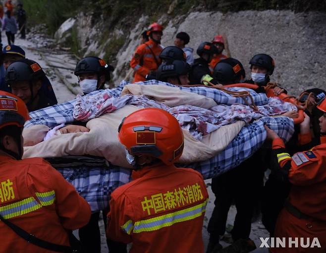 [루딩=신화/뉴시스] 5일(현지시간) 중국 남서부 쓰촨성 루딩현에서 구조대가 지진 생존자들을 이송하고 있다. 쓰촨성에서 발생한 규모 6.8의 지진으로 지금까지 최소 46명이 숨지고 50명 이상이 다친 것으로 나타났으며 수도와 전기, 교통, 통신 등 기반 시설이 피해를 입었다. 2022.09.06.