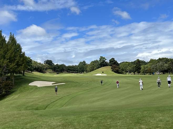 8일 열린 KPGA 코리안투어 신한동해오픈 1라운드에서 출전 선수들이 대회장인 코마CC 코스를 이동하고 있다.(사진=민수용 골프 전문작가)