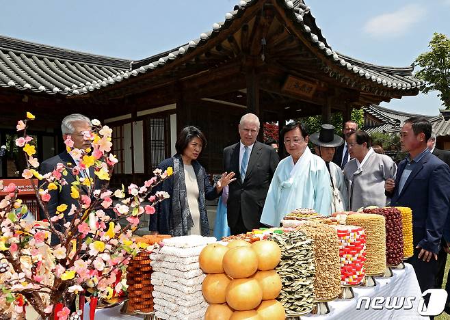 영국 엘리자베스 2세 여왕의 차남 앤드루 왕자가 14일 경북 안동시 풍천면 하회마을을 찾아 담연재에서 엘리자베스 여왕의 생일상에 대한 설명을 듣고 있다. 2019.5.14/뉴스1 ⓒ News1 공정식 기자