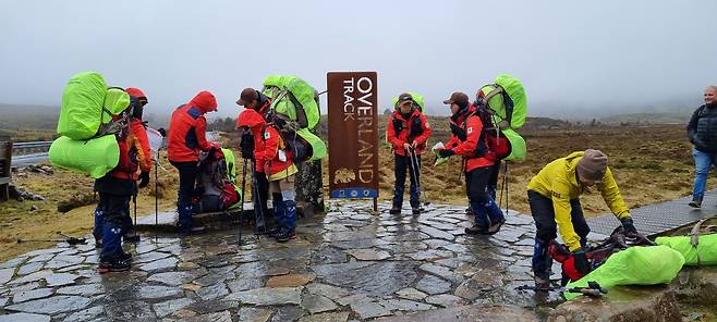 태즈메이니아의 상징과도 같은 오버랜드 트레킹 출발 지점 로니크릭에서 대원들이 장비를 점검하고 있다. 대원들은 메인 배낭에다 보조배낭에 일정 동안 생존할 수 있는 장비를 챙겼다. 정병선기자