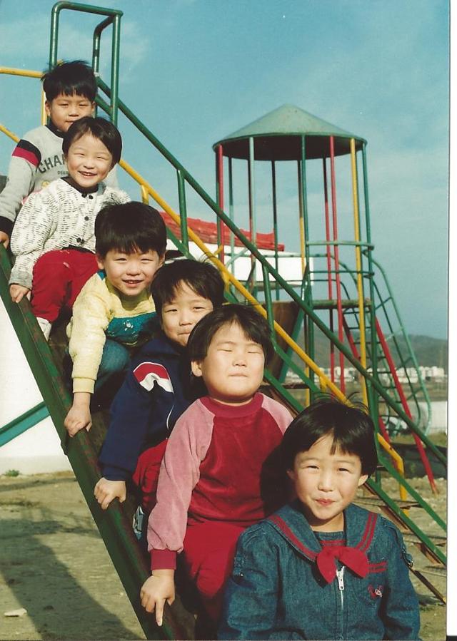 김성민(위에서 세 번째) 브라더스키퍼 대표가 어릴 적 보육원에서 생활할 때 모습. 브라더스키퍼 제공
