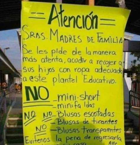 초등학교 교문에 붙은 문제의 공지. / 사진=파라과이 경찰