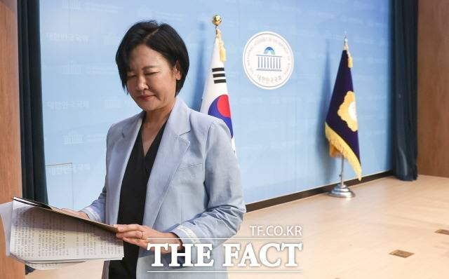 '강경파' 이수진 더불어민주당 의원과 '친윤 핵심' 한동훈 법무장관의 질의응답이 정치권에서 화제가 됐다. 온라인상에선 이 의원의 '취권 화법'에 대한 궁금증이 커졌다. 7월 14일 서울 여의도 국회 소통관에서 최고위원 출마 선언 기자회견을 마치고 나오는 이 의원. /국회사진취재단