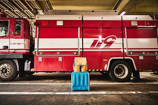 소방 호스로 만든 스툴과 폐방화복으로 만든 가방이 산뜻하다. 이승우는 아르바이트로 모은 자본 200만원으로 119레오를 시작했다.