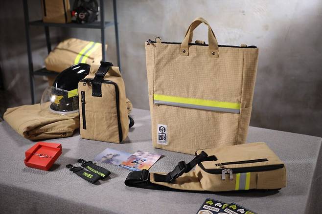 가방과 카드지갑, 팔찌, 소품 등 현재 판매 중인 제품은 70종 정도. 소품은 1만원 대에서 시작해 가방은 10~20만원 사이다.