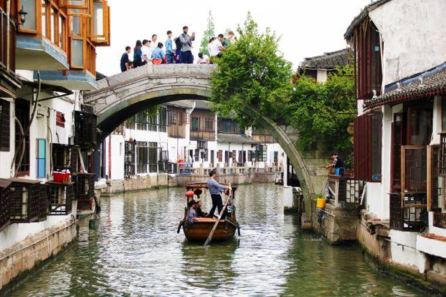 상하이의 수향 주가각의 돌다리 아래로 여행객을 태운 오봉선이 지나고 있다. ⓒ최종명