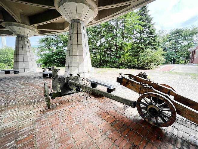 육군박물관 야외 전시장에는 6·25 전쟁 당시 노획한 소련제 45mm 대전차포 등이 원형 그대로 전시돼 있다. 김상진 기자