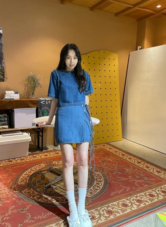 Actor An Sohee said hello to Chuseok.On the 10th, Ahn Sohee posted a picture on his instagram with an article entitled Everyone have a good Chuseok.In the photo, Ahn Sohee, wearing a blue dress, boasts an extraordinary body line with a ratio of 8th grade.Ahn will appear in TVNs new drama Missing: They Was 2, which is scheduled to air in the second half of the year.Missing: They Were 2 is a mystery-tracking fantasy that seeks for a missing body and chases the truth behind the incident, set in a soul village where missing dead people gathered. Ahn Sohee is scheduled to meet viewers as Kim Wooks fraudulent partner and supporter Lee Jong-ah of Jang Pan-seok (Heo Jun-ho), played by Ko Soo.Photo = An Sohee Instagram