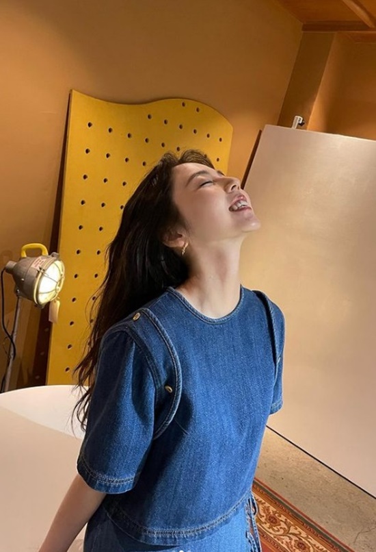 Actor An Sohee said hello to Chuseok.On the 10th, Ahn Sohee posted a picture on his instagram with an article entitled Everyone have a good Chuseok.In the photo, Ahn Sohee, wearing a blue dress, boasts an extraordinary body line with a ratio of 8th grade.Ahn will appear in TVNs new drama Missing: They Was 2, which is scheduled to air in the second half of the year.Missing: They Were 2 is a mystery-tracking fantasy that seeks for a missing body and chases the truth behind the incident, set in a soul village where missing dead people gathered. Ahn Sohee is scheduled to meet viewers as Kim Wooks fraudulent partner and supporter Lee Jong-ah of Jang Pan-seok (Heo Jun-ho), played by Ko Soo.Photo = An Sohee Instagram