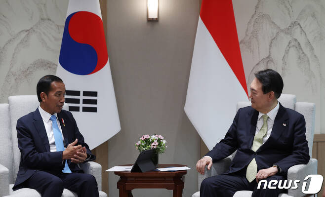 윤석열 대통령(오른쪽)과 조코 위도도 인도네시아 대통령 (대통령실 제공) 2022.7.28/뉴스1 ⓒ News1 안은나 기자