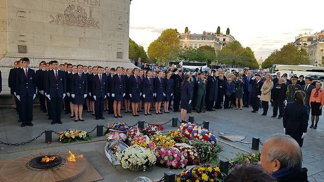 2019년 10월 파리 개선문에서 열린 프랑스군의 6.25전쟁 참전 기념식. 제복을 입고 도열해 있는 젊은이들은 프랑스 생시르육군사관학교 생도들이다./파리=손진석 기자