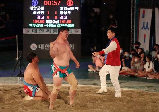 추석장사씨름대회 백두급에서 첫 판을 내준 뒤 둘째 판을 따낸 장성우(가운데)가 포효하고 있다. 연합뉴스
