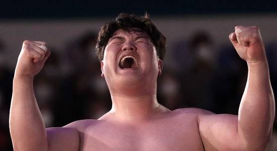 추석장사씨름대회 백두급을 제패한 뒤 포효하는 장성우. 연합뉴스