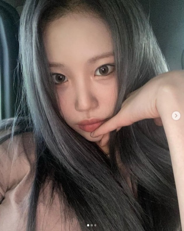 Group Momoland member JooE has reported on the latest.JooE posted a picture on his instagram on the 13th with an article entitled The gun of the self-contained party.In the open photo, JooE is taking a self-portrait with a dotted look.Meanwhile, JooE is currently appearing on the JTBC entertainment second world.Photo: Momoland JooE SNS