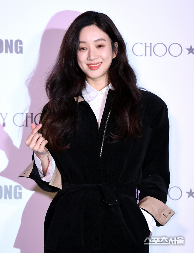 Jung Ryeo-won will visit the home room in two years with Disney Plus original Ill Start a defense (directed by Kim Dan and Kang Min-gu) which will be released on the 21st.I will start a defense is a story about tracking the hidden truth in the incident that the unique species Lawyer who bites anything for success and the strange species Lawyer who does not cover the water when stuck.Jung Ryeo-won is divided into Lawyer and Roh, who is the most famous law firm Ace in the winning rate, but is the person who is dedicated to public defenders because of the twisted case.Acting, a lawyer of Jung Ryeo-won, is the third after KBS2 drama Witchs Court and JTBC Prosecutor Civil War.If he had been wearing a uniform in the two previous works, he would turn into a Lawyer, and he would be the one to see how Lawyer would be drawn at the opposite end of the test.In addition, Nojkhui is a character whose modifiers such as Elite and Ace follow, although his occupation is different from that of Maidum (Witchs Court), Cha Myung-ju (Prosecutor Civil War).All three characters are similar to each other in that they have abilities and pulpits.It is expected that the character with similar texture will be added to the analysis and acting ability of Jung Ryeo-won, and it will be fun to see the process of completing another attractive person.There seems to be no disagreement over his return to action after a long time. It is not easy to choose a work based on the court because long and difficult lines are essential.Nevertheless, he has made a strong position as an actor in his previous work, and his latest work is Prosecutor Civil War.His confidence is seen in that he appears in court in succession.Acting faction Actor Lee Gyoo-hyeongs breathing is also a sight to watch; Lee Gyoo-hyeong is also known to be the fourth legal person to play.The synergies of veterans of courtrooms are significant. The production team said, Jung Ryeo-won and Lee Gyoo-hyeong casts have won a thousand people.Were already looking forward to the two Actors enthusiastic Acting showdown, he said.
