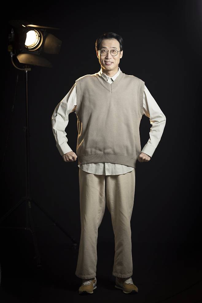 이윤석은 "부끄러움을 많이 타면서도 뭔가는 해보고 싶어 하는 모순적인 성격"이라고 했다. "평생 마이너였다"고도 했다. '안 웃긴 개그맨', '얌전한 록 마니아' 캐릭터도 그렇다. 전민규 기자