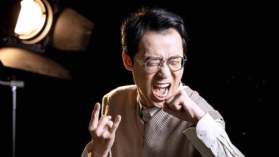 이윤석은 고등학교 1학년 때 록을 접하고 "록을 안 들으면 잠이 안 왔다"고 할 정도로 마니아가 됐다. 그는 "몸은 아픈데 일류대를 고집하는 부모님의 압박에서 록은 유일한 탈출구였다"고 했다. 전민규 기자