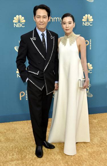 이정재 임세령 커플 - 미국 TV예술과학아카데미는 한국시간 13일 마이크로소프트 극장에서 제74회 에미상 시상식을 연다.‘오징어 게임’은 작품상을 포함해 감독상,각본상,남우주연상(이정재),남우조연상(박해수·오영수),여우조연상(정호연) 6개 부문 후보에 올랐다.AP 연합뉴스