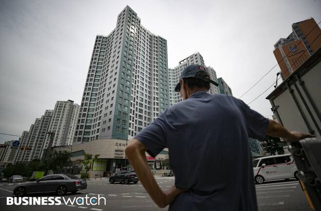 13일 부동산 가격하락세와 거래절벽 현상이 지속되고 있는 가운데 한 시민이 서울 왕십리 뉴타운에 위치한 아파트 단지를 바라보고 있다./사진=이명근 기자 qwe123@