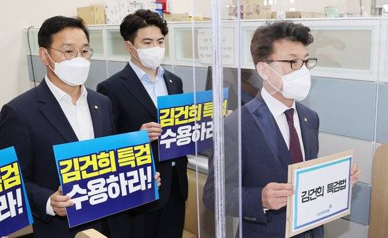 더불어민주당 진성준 원내수석부대표와 의원들이 7일 오후 서울 여의도 국회 의안과에 '김건희 특검법'을 제출하고 있다. 20220907 김경록 기자