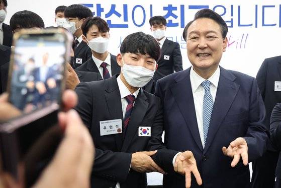 윤석열 대통령이 14일 인천 부평구 글로벌숙련기술진흥원에서 2022 국제기능올림픽 대회 출전 선수들과 간담회를 마친 후 기념촬영을 하고 있다. 대통령실 사진기자단