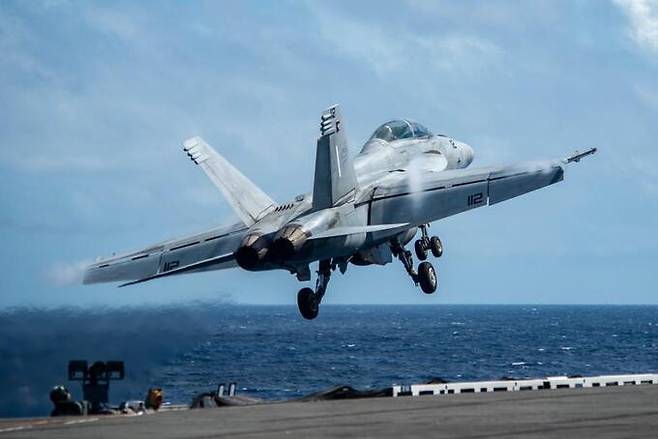 미 해군 핵항모 로널드 레이건호에서 F/A-18E/F 전투기가 이륙하고 있다. 미 해군 제공