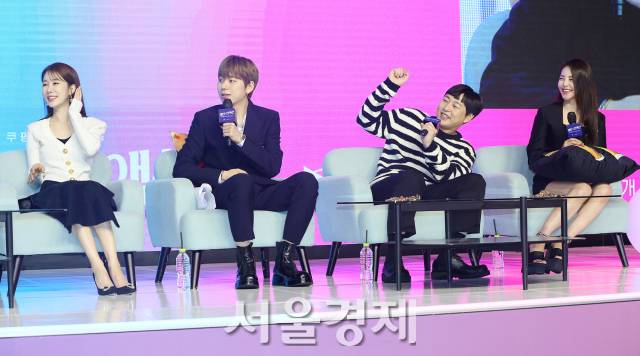 배우 유인나, 가수 지코, 방송인 이진호, 브레이브걸스 유정이 14일 오전 서울 영등포구 콘래드 서울 호텔에서 열린 쿠팡플레이 예능 '체인리액션' 제작발표회에 참석해 즐거운 시간을 보내고 있다. / 사진=김규빈 인턴기자