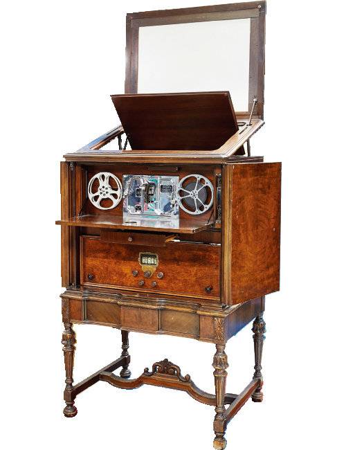 스파톤 45 비전놀라 라디오 프로젝터(Sparton 45 Visionola Projector. 1931). 8㎜ 필름을 볼 수 있는 영사기와 프로젝터 화면, 라디오가 함께 장착된 당시의 이동형 멀티미디어 플레이어다.