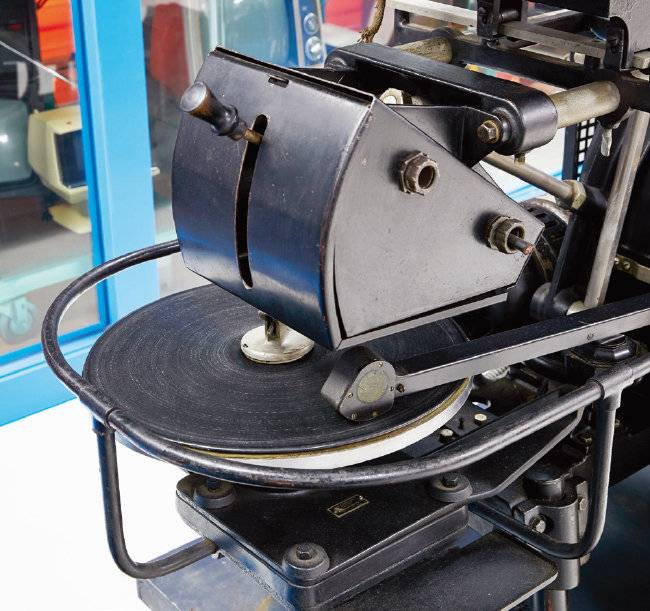 바이타폰 영사기의 음향 시스템 장치. LP판 형식 원형판을 사용해 음향을 재생했다.