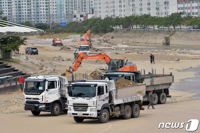 15일 태풍 힌남노 피해지역인 경북 포항시 남구 오천읍 냉천에서 포항시와 국토부, 해병대, 해군 등이 중장비를 투입, 유실된 제방을 새로 쌓고 하천에 쌓인 토사를 퍼내고 있다.2022.9.15/뉴스1 ⓒ News1 최창호 기자