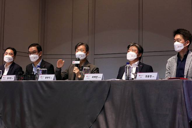 (왼쪽부터) 이상엽 CTO 전무, 정수헌 컨슈머부문장 부사장, 황현식 CEO 사장, 최택진 기업부문장 부사장, 권용현 CSO 전무가 기자간담회에서 질문에 답하고 있는 모습. (LGU+ 제공)