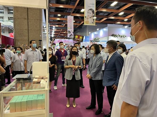 차이잉원(Tsai Ing wen) 대만 총통이 국내 부스를 직접 방문해 격려하고 있다. (사진=경기도 제공) *재판매 및 DB 금지