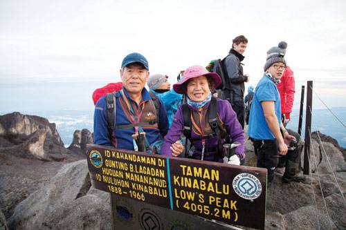 칠순 기념으로 동남아 최고봉 키나발루를 오른 정병훈ㆍ하문자씨.
