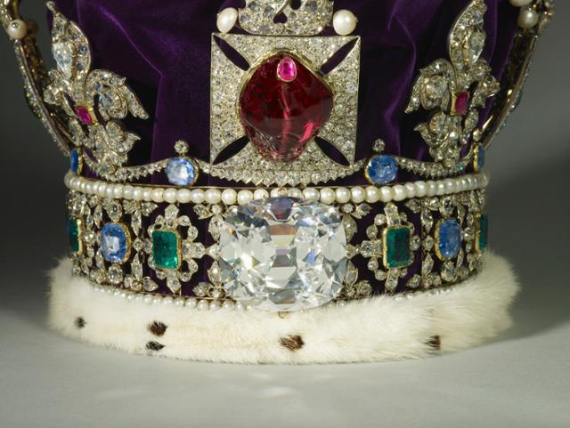 '왕관(Imperial State Crown)'의 가운데 박힌 커다랗고 투명한 다이아몬드가 '컬리넌 다이아몬드' 원석에서 커팅해 세공해서 만든 314캐럿짜리 보석이다. 에드워드 7세 전 영국 국왕은 ‘아프리카의 더 작은 별(the Smaller Star of Africa)’이라고 이름 붙였다. 영국 왕실재단인 ‘로열 컬렉션 트러스트’ 홈페이지