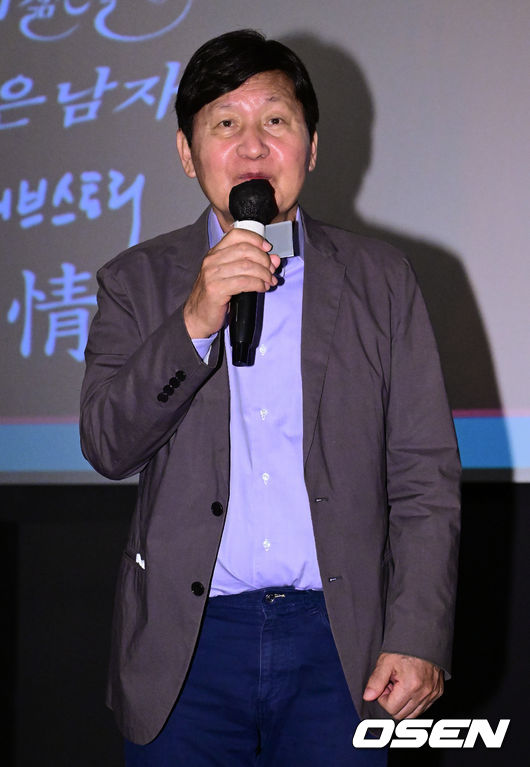 In front of the photo call for a long time, the interest of movie fans is focused on Actor Ahn Sung-ki, because the health seems to have deteriorated compared to the last time I saw it.However, his muscle health condition was not bad.Ahn Sung-ki attended the opening ceremony of the Bae Chang-Ho Director Special Exhibition held at CGV in Apgujeong, Seoul, on the afternoon of the 15th.Actors and Bae Chang-Ho director such as Ahn Sung-ki, Kim Bo-yeon, Kim Hee-ra and Kim Soo-yeon gathered at this place.It was a photo time to open the event in the sense that Actors, who had a deep friendship with Baes debut forty years, celebrated.Bae Chang-Ho, who welcomed debut forty years, wrote and directed the screenplay of the 1982 movie Kobang Neighbors and debuted it as a film director.Since then, he has established himself as a leading director in Korea, directing 28 works including Whale Hunting (1985), Hwang Jin-yi (1986), Happy Young Day (1987), Young Man (1994), Black Water Line (2001), and Travel (2010).It is only a year and four months since the premiere of the movie In the Name of Son (director Lee Jung-kook) media distribution that Ahn Sung-ki appeared in the photo call.Before he showed this work, he had been hospitalized for ten days due to accumulated fatigue, and he was worried about health at the time.Above all, the publics healthanomaly toward him again raised his head because he was absent from the interview and promotional event of the movie Paper Flower (director Goh Hoon 2020), which starred Ahn Sung-ki.Fortunately, there has been news that he has recovered his health since then, and it is said that there is no special problem with health because of aging.For Ahn Sung-ki, who debuted in 1957 as the movie Twilight Train (director Kim Ki-young), who celebrated his 66th year of activity this year, fans are praying for him to continue his work as actively as before.DB