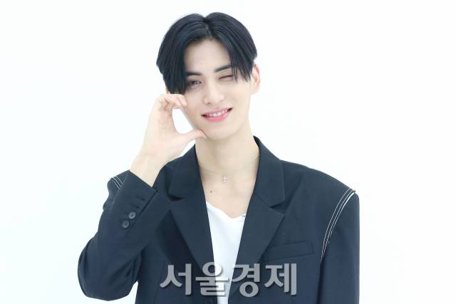 그룹 SF9(에스에프나인) 유태양이 서울경제스타 인터뷰에 앞서 포즈를 취하고 있다. / 사진=김규빈 인턴기자