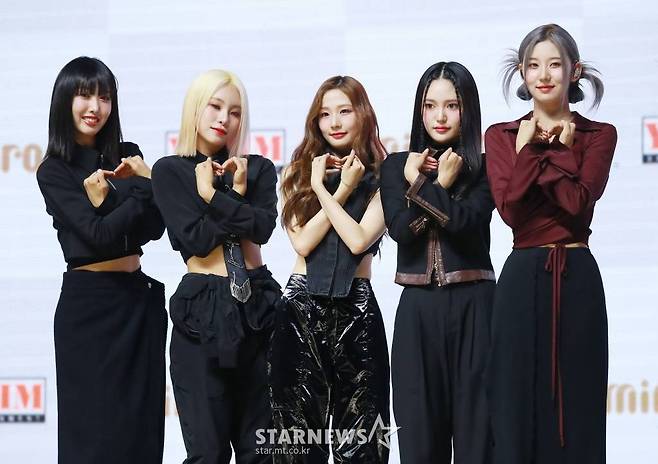 걸그룹 미미로즈(mimiirose)가 16일 오후 서울 광진구 예스24라이브홀에서 진행된 데뷔 앨범 'AWESOME' 발매기념 쇼케이스에서 포즈를 취하고 있다. 가수 임창정이 프로듀싱한 첫 걸그룹 '미미로즈'의 데뷔 앨범에는 타이틀곡 '로즈'(Rose)를 비롯해 '루루루'(Lululu), '킬 미 모어'(Kill Me More), '로즈' 인스트루먼탈 버전까지 총 4곡이 수록됐다. /2022.09.16 /사진=이동훈 기자 photoguy@