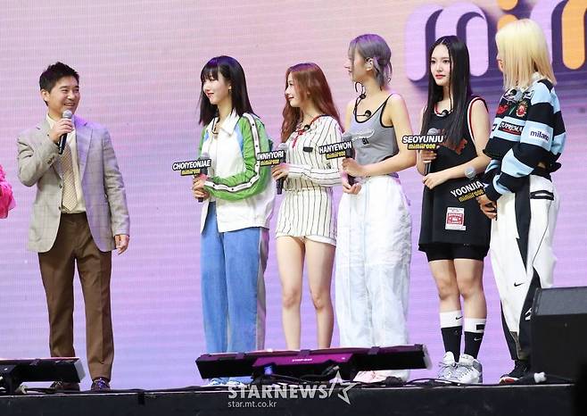 걸그룹 미미로즈(mimiirose)가 16일 오후 서울 광진구 예스24라이브홀에서 진행된 데뷔 앨범 'AWESOME' 발매기념 쇼케이스에서 제작자인 임창정의 이야기를 듣고 있다. 가수 임창정이 프로듀싱한 첫 걸그룹 '미미로즈'의 데뷔 앨범에는 타이틀곡 '로즈'(Rose)를 비롯해 '루루루'(Lululu), '킬 미 모어'(Kill Me More), '로즈' 인스트루먼탈 버전까지 총 4곡이 수록됐다. /2022.09.16 /사진=이동훈 기자 photoguy@