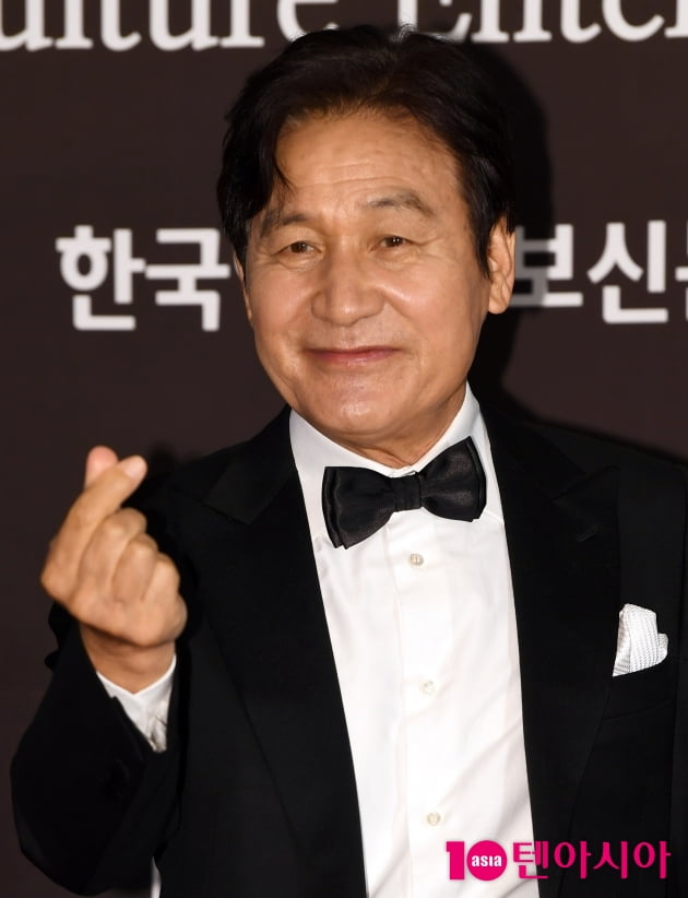 Actor Ahn Sung-kis blood cancer battle has been reported.Ahn Sung-ki attended the opening ceremony of Bae Chang-hos 40th anniversary special exhibition held at Seoul CGV Apgujeong on the 15th.On this day, Ahn Sung-ki stood with his hands and feet swollen and his face swollen.Ahn Sung-ki wearing Wig and Actor Kim Bo-yeon, who is supporting him, were worried about tears constantly.Ahn Sung-kis emaciated appearance was reported in real time through Photo News, and 2020 yearThe healthanomaly mentioned from has been wedged in.The appearance of Ahn Sung-ki, who was swollen more than when he attended the Cultural Entertainment Grand Prize last December, made me feel that there was a problem with health at a glance.Ahn Sung-kis agency responded to the health abnormality by saying there is no problem, but Ahn Sung-ki said in a telephone interview with the Chosun Ilbo that blood cancer has occurred and has been battling for more than a year.I was treated for chemotherapy and recently had a little better health so I could go out (with chemotherapy) and Im a bit heady when I take off Wig, said Ahn Sung-ki.Actor Kang Soo-yeons funeral was also late for blood cancer chemotherapy.Chemotherapy has lost his hair and his condition is not good, so he did not go to the stage greeting of the movie Hansan.You cant work with this head, and Ill be back in a more healthy shape, added Ahn Sung-ki.Ahn Sung-ki, born in 1952, is 71 years old in Korea. He represents the industry to the point that he is called the true adult of the Korean film industry.In 1957, he debuted to the movie Twilight Train and appeared in more than 70 films as a child, and 90 films after becoming an adult.It is called National Actor by performing genres such as Whale Hunting, Tucaps, Piano-playing President, Silmido, Korean Peninsula, Radio Star, Gorgeous Vacation and Lion.In In the name of his son, he showed a thrilling action even at an old age.The health anomaly of Ahn Sung-ki is 2020 yearIt comes as news of being admitted to a hospital in Seoul and being treated for more than 10 days.He stood in the official stone with his face and swollen face and continued to talk about the movie with his swollen face in the interview In the name of his son.At that time, I was worried that I was hospitalized in October last year due to poor condition and overwork. I am in good condition now.Health has been managing to continue to exercise since he was very young, said Ahn Sung-ki, who hid the blood cancer battle and stood in front of Audience.On the 15th, Ahn Sung-ki was revealed and the peoples desire to Cheering and cure him after revealing the fact of blood cancer battle is continuing.