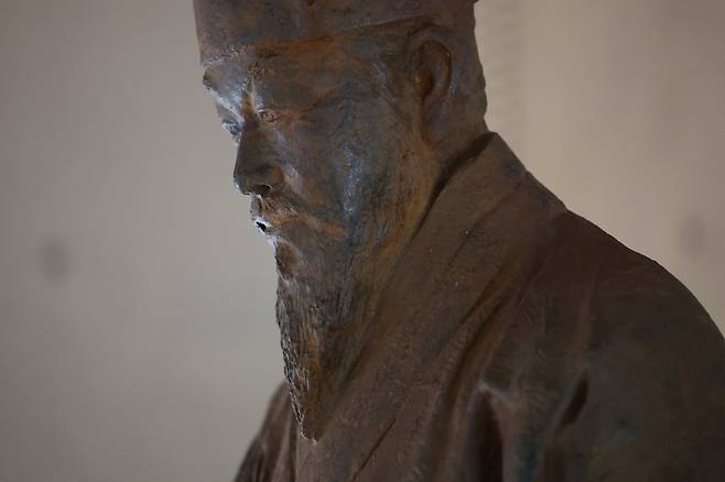 A steel statue of Chusa Kim Jeonng-hui by Yim Ok-sang on display at Jeju Chusa Hall in Jeju, Korea.Photo © Hyungwon Kang