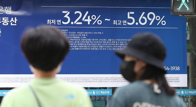 사진은 서울 시내의 한 은행 영업점에 대출 관련 안내문이 붙어 있는 모습./사진=뉴스1