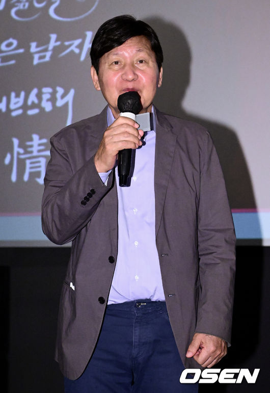 Actor Ahn Sung-ki (71) said he was in the midst of a blood cancer battle.In an interview with the Chosun Ilbo on the afternoon of the 16th, Ahn Sung-ki said, Blood cancer has occurred and has been battling for more than a year.Ive been given chemotherapy and recently had a better health and Ive been able to go out, he said of his current health condition, and he confessed that hes lost all his hair.According to film officials, this is true, and the agency is preparing an official announcement related to it.On the afternoon of the previous day (15th), Ahn Sung-ki appeared on the stage greetings at the opening ceremony of the Bae Chang-Ho Directors Special Exhibition held at CGV of Seoul Apgujeong.It is only a year and four months since the premiere of the movie In the Name of Son (director Lee Jung-kook) media distribution that Ahn Sung-ki appeared in the photo call.Prior to presenting this work, he had been hospitalized for 10 days due to accumulated fatigue.Actors such as Ahn Sung-ki, Kim Bo-yeon and Kim Hee-ra and Bae Chang-Ho attended the ceremony.It was a photo time to celebrate the 40th anniversary of Baes debut and to hold this event.Ahn Sung-ki appeared as a swollen face and was once again healthanomaly because of the support of Kim Bo-yeon.Ahn Sung-ki explained, The Hansan stage greetings were not possible because of the head.He met Audiences in the role of Sugunhyangdo Eoyoungdam in Hansan: The Appearance of Dragons (director Kim Han-min), which was released this summer.May crankin bar.Im in great shape, but my voice has gone strangely, Ahn Sung-ki said in a video interview with the department in May last year.Cheering of movie fans who want to recover quickly as well as colleagues is continuing to hear about Ahn Sung-kis illness.DB