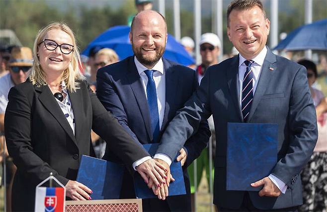 슬로바키아의 나드 국방장관(가운데)이 지난달 말 폴란드, 체코 국방장관과 방공협정을 맺고 기념촬영을 하고 있다.
