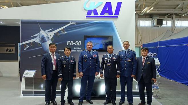 지난 5월 슬로바키아 국제방산전시회 KAI 부스에서 슬로바키아 공군사령관이 방사청과 KAI 관계자들과 기념촬영을 하고 있다.
