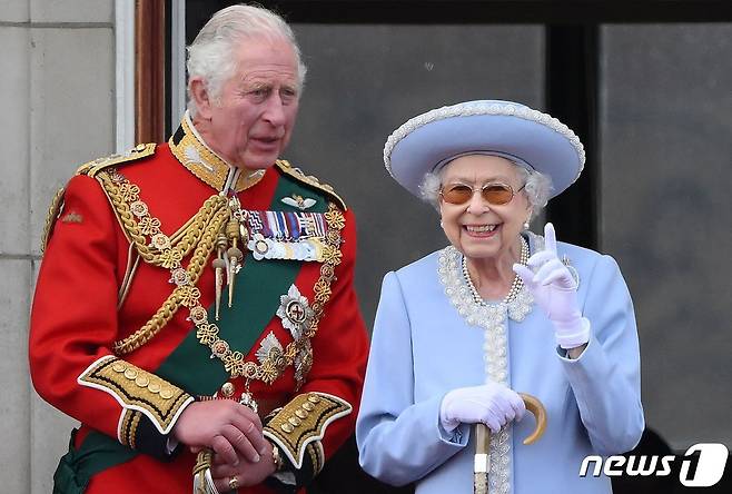 생전 영국 엘리자베스 2세 여왕과 찰스 왕세자 모습 ⓒ AFP=뉴스1 ⓒ News1