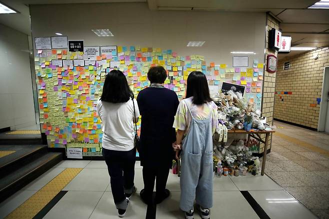 18일 오후 서울 지하철 신당역 화장실 입구에 고인을 추모하는 메세지들이 벽에 붙어 있다. 지난 14일 서울교통공사에서 근무하다 직위 해제된 30대 남성 A씨가 이곳 화장실에서 동료 직원 20대 여성 B씨를 살해했다. 2022. 9. 16 / 장련성 기자