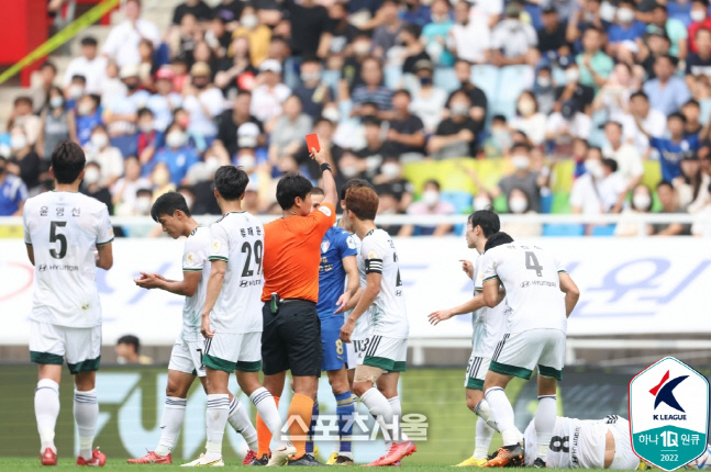 수원 사리치(가운데)가 18일 전북전에서 경고 누적으로 퇴장 당하고 있다. 제공 | 한국프로축구연맹