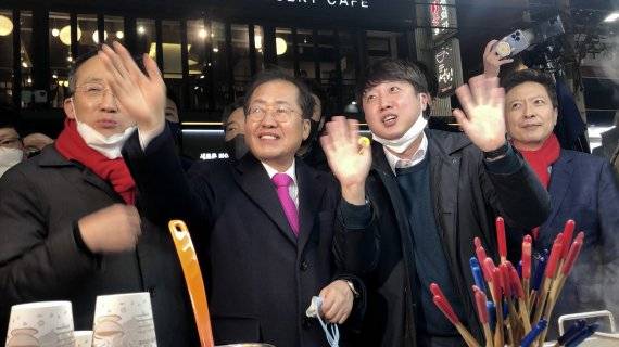 이준석 전 국민의힘 대표와 홍준표 대구시장이 올해 2월12일 대구 동성로를 찾은 모습. 2022.2.12/뉴스1.